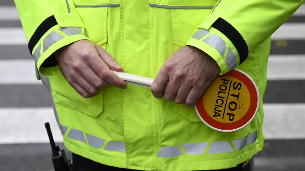 - preizkus alkoholiziranosti - alkotest, alkohol v prometu, policija, policijski lopar stop  - 06.12.2022 - policisti Postaje prometne policije Ljubljana vršili postopke preizkusov alkoholiziranosti voznikov v prometu na Kotnikovi ulici pred poslopjem Agencije za varnost prometa - //FOTO: Nik Erik Neubauer