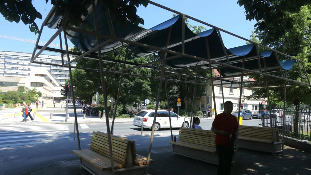 Čakalnica je postavljena kot začasni projekt do decembra. Takrat se bo UKC Ljubljana kot lastnik prostora moral opredeliti, ali čakalnica ostaja na trenutni lokaciji ali jo bodo prestavili drugam. 