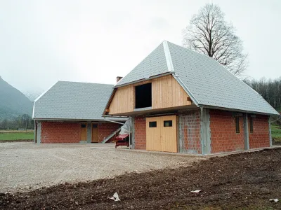 »Od pristojnega ministrstva in upravnih enot pričakujemo takojšen dogovor o izvajanju postopkov izdajanja gradbenih dovoljenj, da se prepreči potencialno visoka gospodarska škoda,« je poudaril direktor podjetja Jelovica hiše Matjaž Grm. Fotografija je simbolična. 