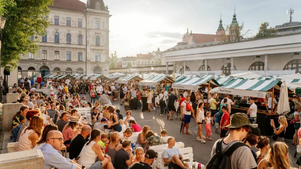 V skupno doživetje je povezal vrhunska ponudnika v Šentjoštu nad Horjulom: restavracijo Grič z Michelinovo zvezdico in Sirarstvo Orešnik, znano predvsem po odličnem kozjem siru.