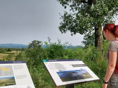 Pogled pri prvih informacijskih tablah se odpre proti Goriškemu mahu, ki velja za ožje zavarovano območje.