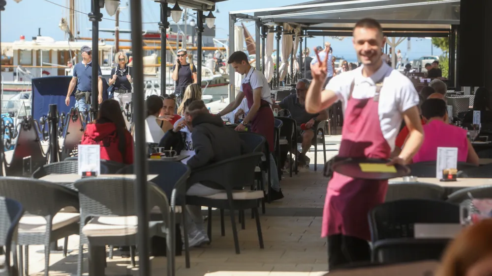 - 29.04.2024. Natakarja v kavarni in slaščičarni v Izoli._strežba, gostinstvo, turizem, pomanjkanje turističnih delavcev.- Predlog za prvomajsko čestitko. //FOTO: Bojan Velikonja