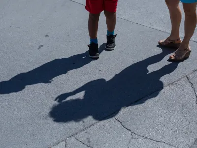 ﻿- simbolična fotografija - otroci in starši - - 01.09.2016 - Prvi šolski dan v novem šolskem letu 2016/17 - okoli 175.000 osnovnošolcev, od tega prvič šolski prag prestopilo 22.293 prvošolcev, kar je največja generacija prvošolčkov v zadnjih 19 letih - prvošolci - osnovnošolci - šolstvo -   ..//FOTO: Maja Marko