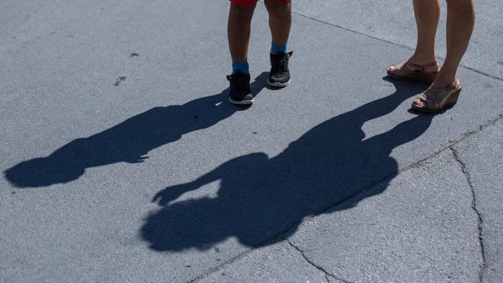 ﻿- simbolična fotografija - otroci in starši - - 01.09.2016 - Prvi šolski dan v novem šolskem letu 2016/17 - okoli 175.000 osnovnošolcev, od tega prvič šolski prag prestopilo 22.293 prvošolcev, kar je največja generacija prvošolčkov v zadnjih 19 letih - prvošolci - osnovnošolci - šolstvo -   ..//FOTO: Maja Marko