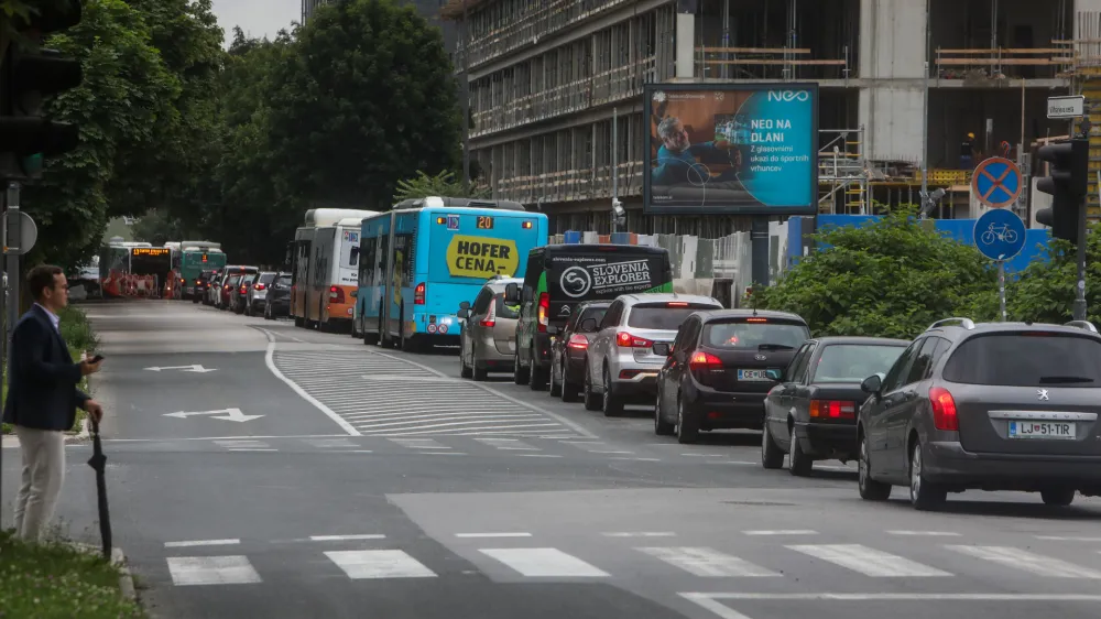 - Vilharjeva cesta.- 27.04.2024. Prometni zastoji v sredi&scaron;ču Ljubljane zaradi popolne zapore Dunajske ceste zaradi ru&scaron;itve železni&scaron;kega nadvoza. //FOTO: Bojan Velikonja