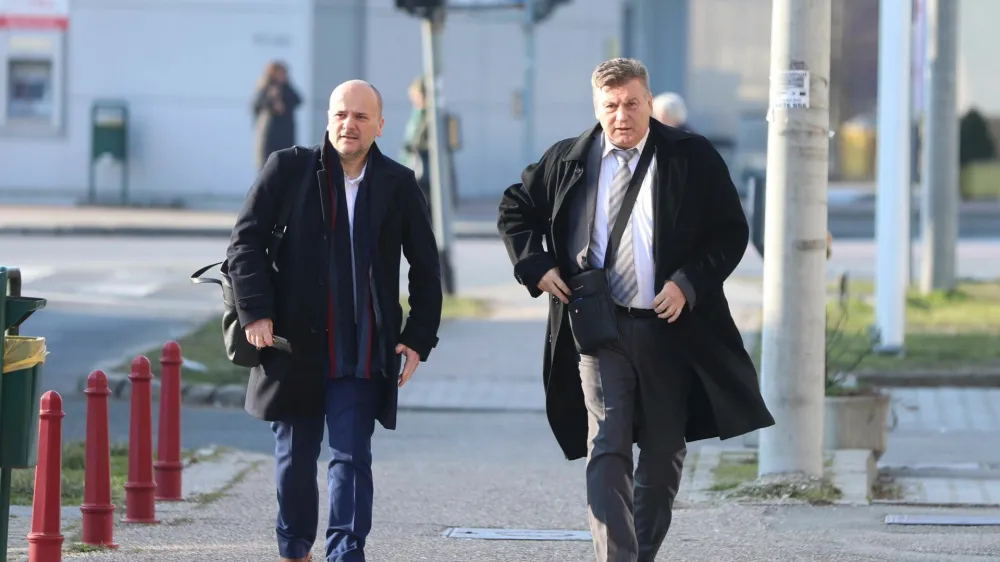 Damir &Scaron;karo na poti na sodi&scaron;če v Veliki Gorici februarja lani. Vi&scaron;je sodi&scaron;če je letos potrdilo obsodbo na dve leti in pol zapora zaradi posilstva in spolnega napada na nekdanjo tajnico Avtokluba Siget.&nbsp;