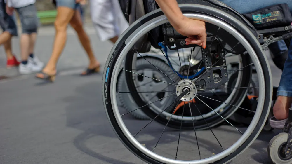 - ilustrativna fotografijainvalidi, paraplegiki, invalidnost, invalidski voziček      //FOTO: Tomaž Zajel&scaron;nik