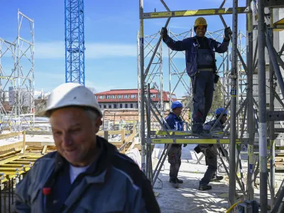 Zaradi predolgega postopka prezaposlitve je vlada septembra 2023 sprejela poenostavitev postopka zamenjave delodajalca za tujce, vendar se v praksi postopki niso poenostavili ali skrajšali. Fotografija je simbolična. 