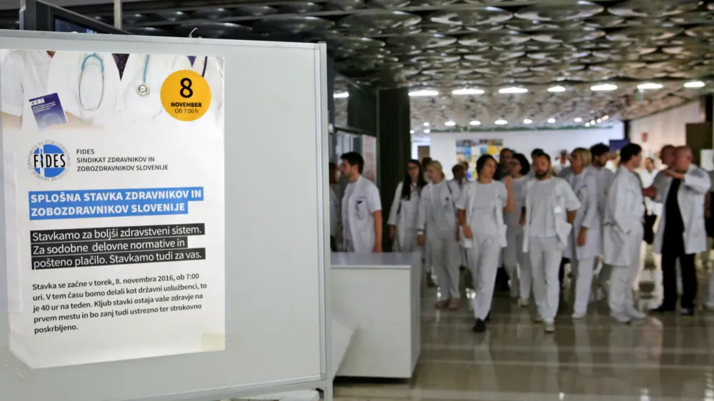 ﻿- Sindikat zdravnikov in zobozdravnikov Slovenije - zbor zdravnikov, kjer so predstavili potek pogajanj in zdravniške strokovne zahteve - simbolična fotografija - zdravstvo - zdravniki - - 10.11.2016 - Univeritetni klinični center UKC Ljubljana - splošna stavka zdravnikov in zobozdravnikov FIDES - protest v obliki omejitve dela stavkajočih zdravnikov na 40 ur tedensko //FOTO: Tomaž Skale