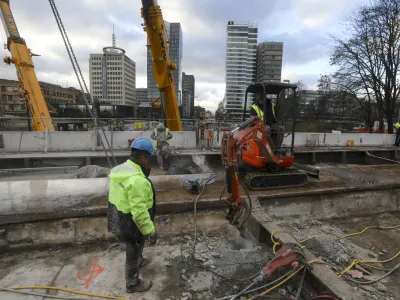 - ru&scaron;enje železni&scaron;kega nadvoza nad Dunajsko cesto - 04.01.2024 - popolna zapora Dunajske ceste v sklopu gradnje novega Potni&scaron;kega centra Ljubljana - delavci začeli podirati južni del nadvoza nad Dunajsko cesto - //FOTO: Luka Cjuha