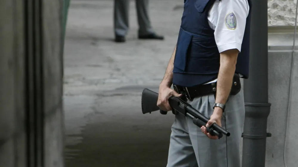 - ilustrativna fotografija - oroje - pazniki ministrstva za pravosodje - sojenje preprodajalcem - - okrono sodiče v Ljubljani//FOTO: Jaka AdamičOPOMBA: ZA OBJAVO V ČASOPISU DNEVNIK