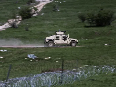 ﻿ameriški vojaški oklepnik LKOV 4x4 Hummer - transport pehotnih enot- 06.05.2014 - Osrednje vadišče SV Postojna Poček - Slovenska vojska - mednarodna vojaška vaja Rock Proof 2 - skupno usposabljanje 1. brigade Slovenske vojske in 173. zračno-desantne brigade oboroženih sil Združenih držav Amerike (ZDA)      //FOTO: Jaka Gasar