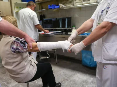 ﻿- Mavčarna - zaradi številnih padcev, zvinov in zlomov aktivirali zeleni alarm za množične nesreče - 13.01.2017 - Urgenca - Urgentni kirurški blok UKC - Univerzitetni klinični center v Ljubljani - povečano število poškodb zaradi vremenskih razmer -   //FOTO: Luka Cjuha.