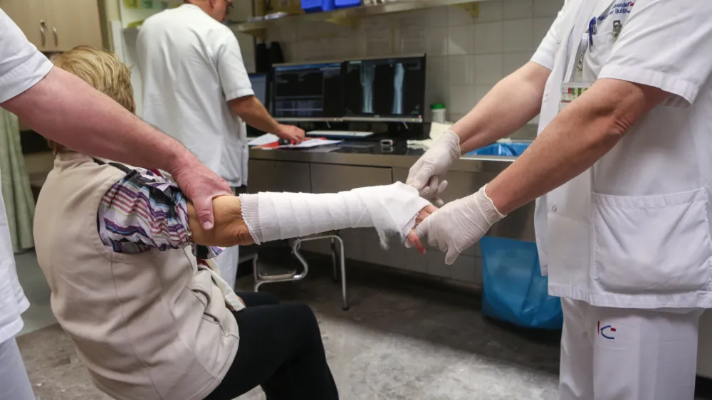 ﻿- Mavčarna - zaradi številnih padcev, zvinov in zlomov aktivirali zeleni alarm za množične nesreče - 13.01.2017 - Urgenca - Urgentni kirurški blok UKC - Univerzitetni klinični center v Ljubljani - povečano število poškodb zaradi vremenskih razmer -   //FOTO: Luka Cjuha.