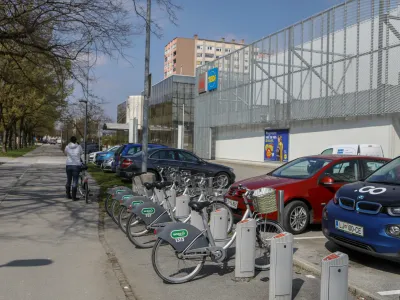 - 05.04.2022 &ndash; Litijska cesta pri Lidlu - Postajali&scaron;če BicikeLJ, samopostrežni sistem izposoje koles v Ljubljani - mestno kolo - kolesarjenje - //FOTO: Luka Cjuha