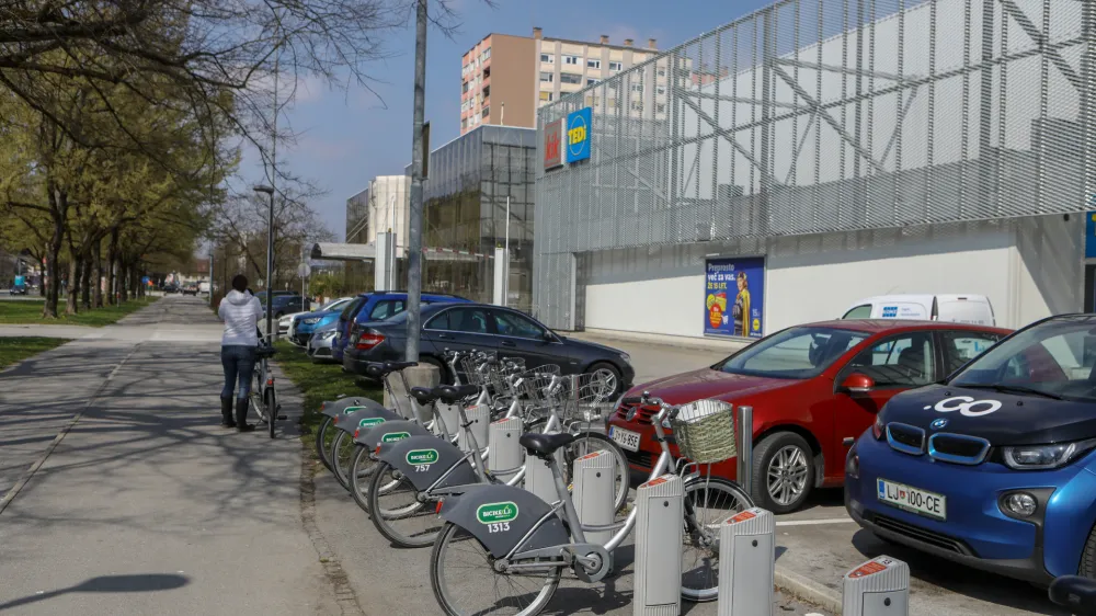 - 05.04.2022 – Litijska cesta pri Lidlu - Postajališče BicikeLJ, samopostrežni sistem izposoje koles v Ljubljani - mestno kolo - kolesarjenje - //FOTO: Luka Cjuha