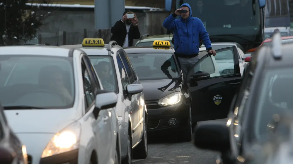 taxi - taksisti - daljnogled - prometni zastoj -  - - Ljubljana 08.02. 2013 - tretja vseslovenska ljudska vstaja proti politični eliti pod geslom Skupaj in odločno ZA odstop vlade ! protest - demonstracije//FOTO: Jaka Gasar