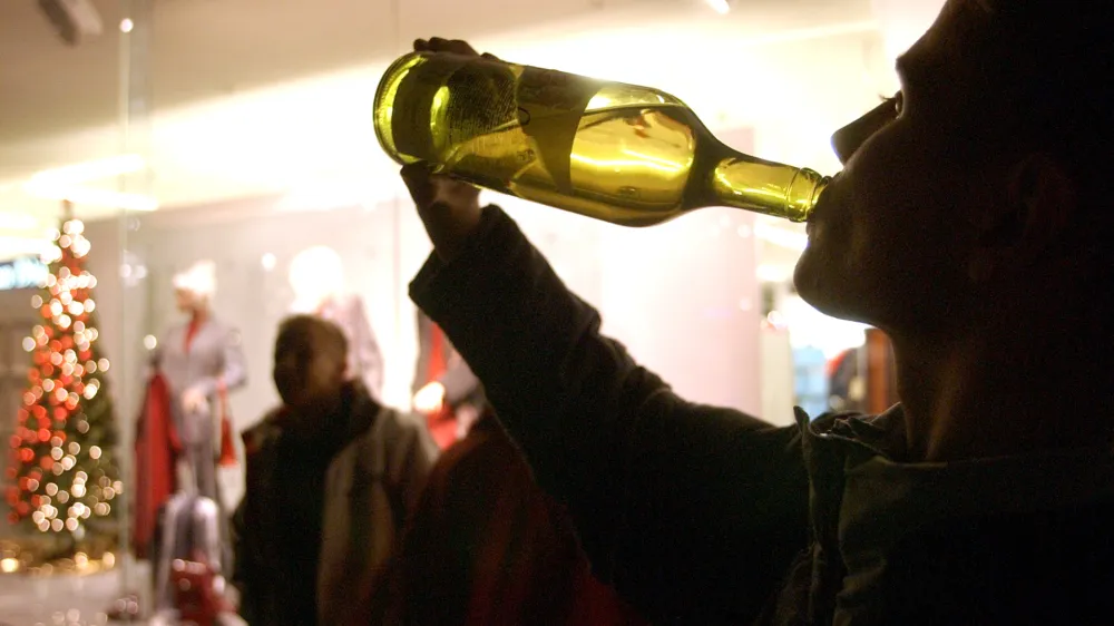 mladina, nočno življenje pitje alkohola alkoholizirana mladina pijančevanje