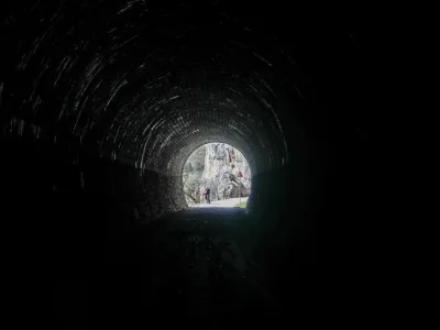 - simbolična fotografija, psihologija- 10.04.2023 –Tuneli na pohodno kolesarski poti v dolini Glinščice ve Italiji. //FOTO: Bojan Velikonja