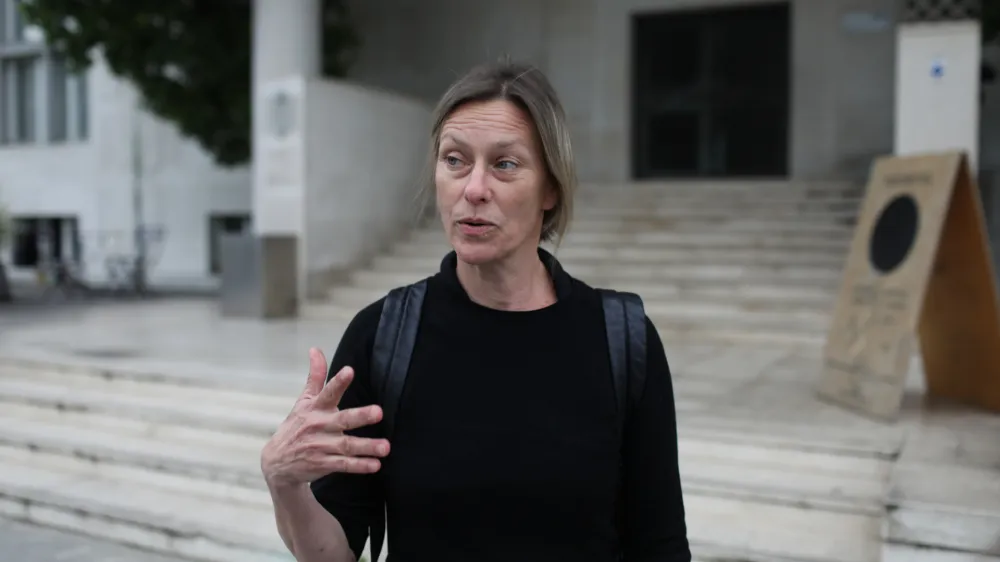 Urška Jurman

Tivoli ni primerna lokacija za takšen dogodek. Zavod RS za varstvo narave je izdal strokovno mnenje, s katerim je že ocenil, da bo škoda prevelika. Park pa že brez množičnih prireditev postaja preobremenjen, zato moramo nekako spremeniti način rabe. Prvotni namen takšnih prostorov bi namreč morale biti prostočasne aktivnosti in spontana raba, ki pa se je v prestolnici razvila šele skozi čas. Priprava na koncert bi omejila vsakodnevno izkušnjo ljudi, ki park uporabljajo za regeneracijo in stik z naravo.