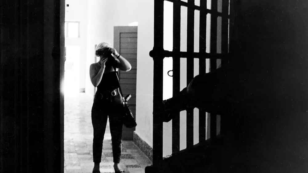 zapor Goli otok, junija 1988 turistična agencija 2 turist prvič javno povabi novinarje na Goli otok rešetke------5k