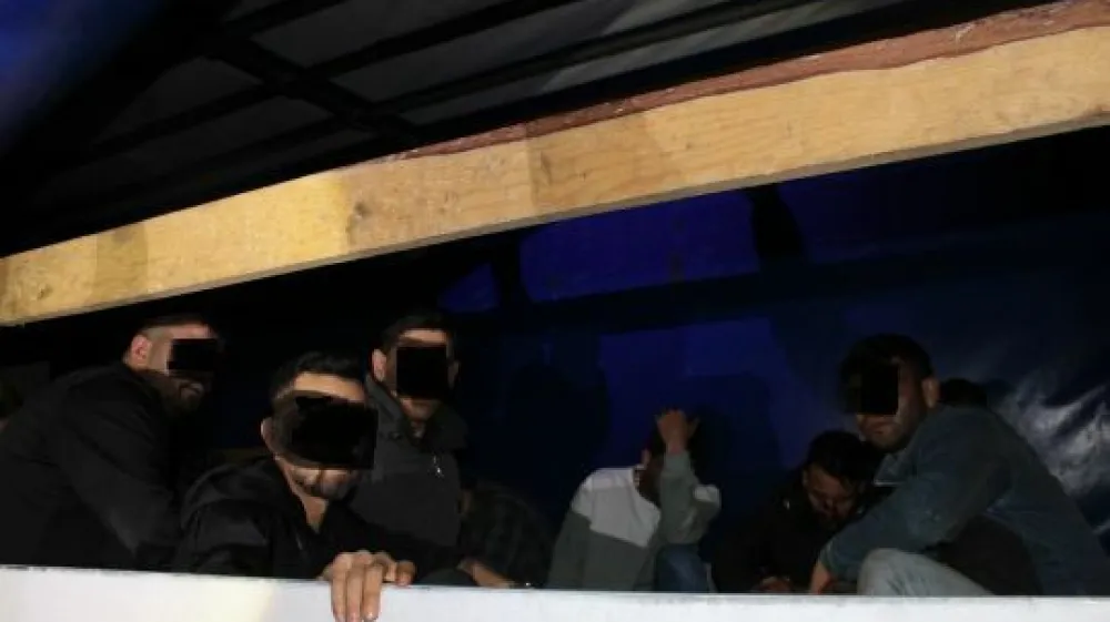 V tovornjaku so policisti odkrili 27 turških državljanov (med njimi devet otrok), ki so v Slovenijo vstopili nezakonito. 