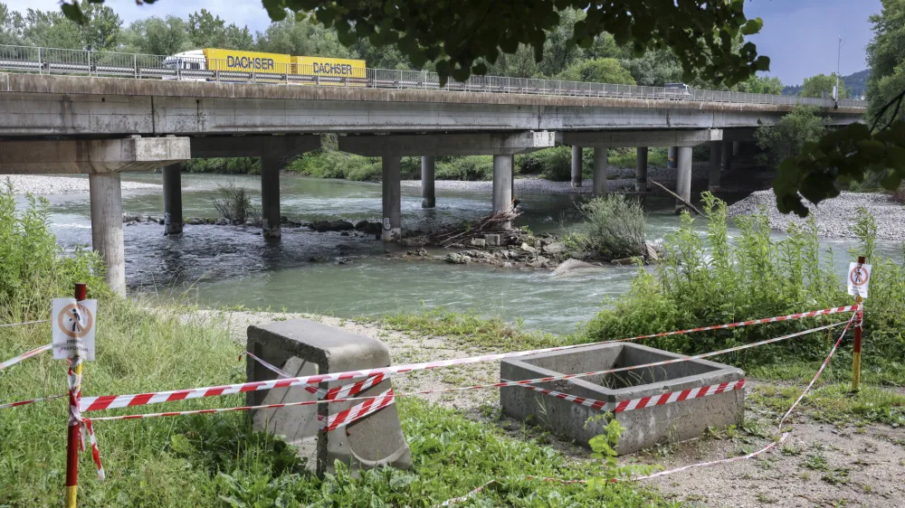 Ob lanskih poplavah je bila poškodovana brežina Save v bližini avtocestnega mosta pri Tacnu. F Jaka Gasar
