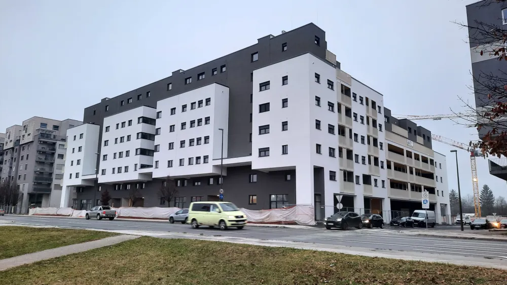 - 14.12.2023 - Stanovanjska soseska ob Šmartinski cesti, ki jo gradi družba Koss. 88 stanovanj bo kupil Javni stanovanjski sklad Mestne občine Ljubljana//FOTO: Luka Cjuha