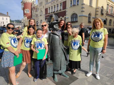 Društvo Kredarica iz Novega Sada je prvo slovensko društvo, ki je v Srbiji nastalo po osamosvojitvi, leta 1997. Člane slovenščino poučuje Brežičanka Rut Zlobec.
 