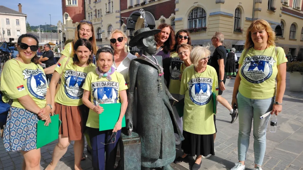 Društvo Kredarica iz Novega Sada je prvo slovensko društvo, ki je v Srbiji nastalo po osamosvojitvi, leta 1997. Člane slovenščino poučuje Brežičanka Rut Zlobec.
 