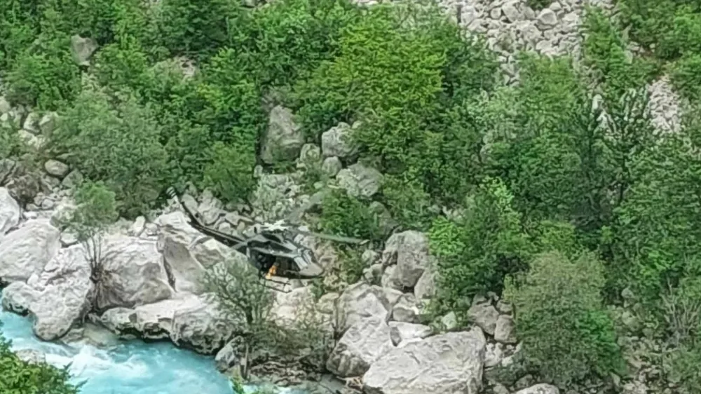 Hudo poškodovano Italijanko, ki so jo iskali več ur, so s helikopterjem odpeljali v ljubljanski klinični center. 