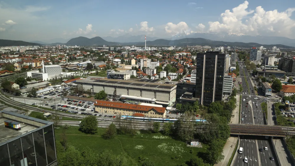 - 04.05.2022 - panorama Ljubljana - &Scaron;i&scaron;ka, ljubljanska džamija, delova stolpnica, stavba Delo (črna vdova)//FOTO: Luka Cjuha