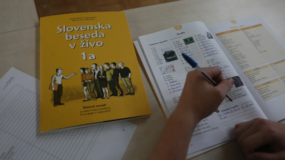 Tujci, ki živijo v Sloveniji, poudarjajo, da je znanje sloven&scaron;čine ključni pogoj za hitrej&scaron;o integracijo v slovensko družbo. Med drugim si želijo, da jim ne bi bilo treba mesece ali celo leta čakati na vpis v tečaj sloven&scaron;čine in da bi se lahko po končani prvi stopnji takoj vključili v nadaljevalni tečaj.&nbsp;