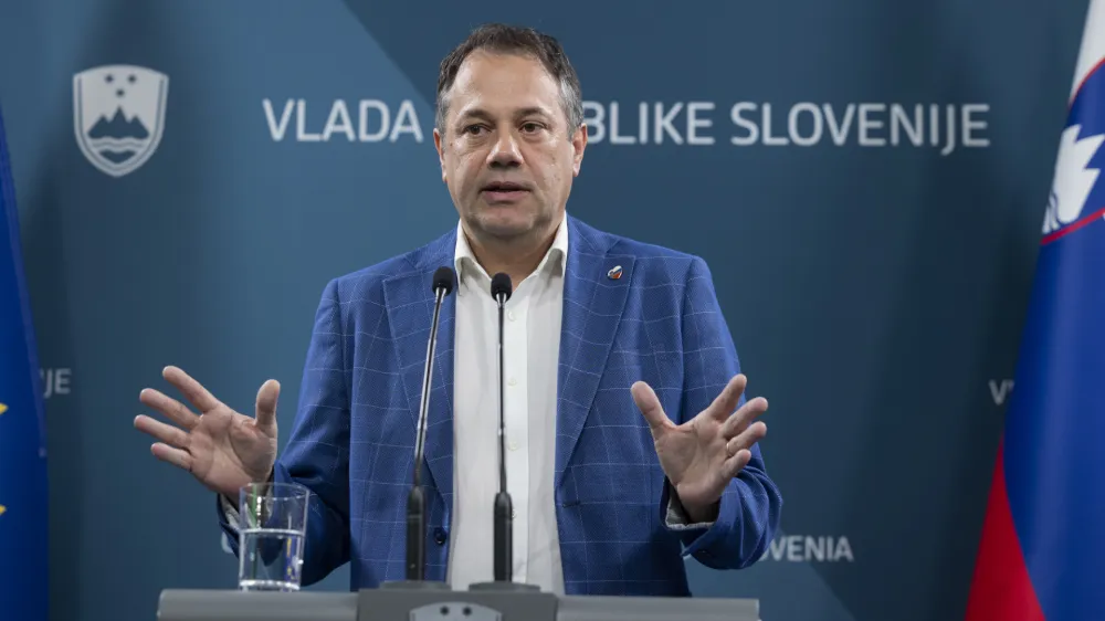 Ljubljana, vlada.Novinarska konferenca po redni tedenski seji vlade.Minister za Slovence v zamejstvu in po svetu ter podpredsednik vlade Matej Arcon.