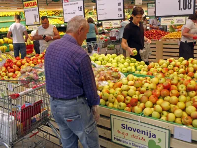 sadje, jabolka, kupci, potrošniki- BTC City park - trgovski center Interspar, oddelek sadja in zelenjave//FOTO: Jaka Gasar