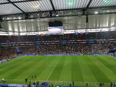 Stadion se je že napolnil.