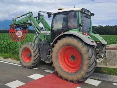 Britof, nova cesta, traktor, prepoved vožnje. Foto: KGZS