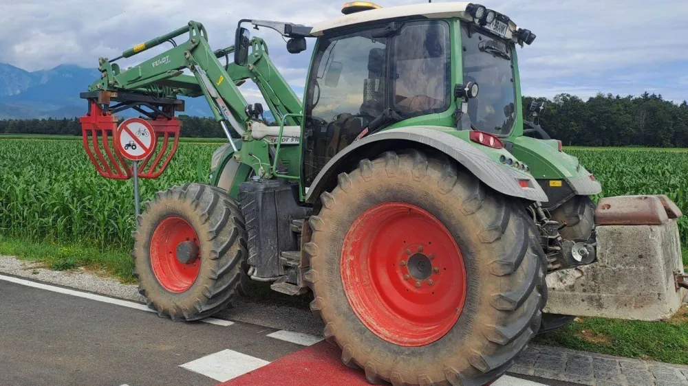 Britof, nova cesta, traktor, prepoved vožnje. Foto: KGZS
