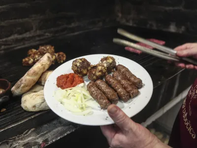 ﻿- 07.12.2015 - Gostilna Dubočica - Zaloška cesta 31 v Ljubljani - specialitete srbske kuhinje - jedi iz žara - roštilj - žar - čevapčiči - leskovački uštipci //FOTO: Luka Cjuha.