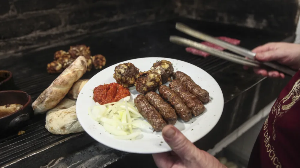 ﻿- 07.12.2015 - Gostilna Dubočica - Zaloška cesta 31 v Ljubljani - specialitete srbske kuhinje - jedi iz žara - roštilj - žar - čevapčiči - leskovački uštipci //FOTO: Luka Cjuha.