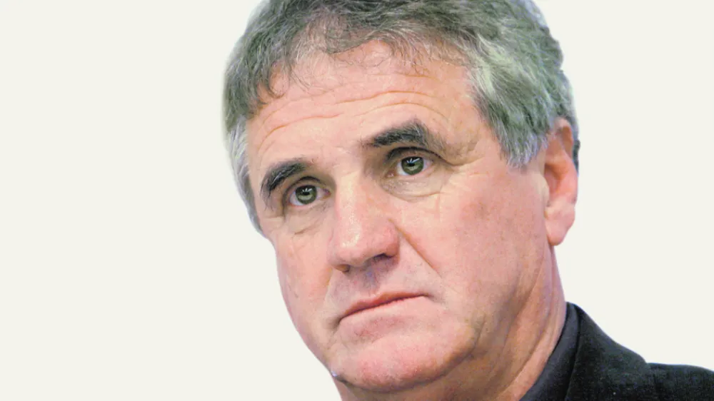 ﻿novi trener Olimpije Bojan Prašnikar  - Nogometni klub NK Olimpija Ljubljana - predstavitev novega nogometnega trenerja Bojana Prašnikarja, ki je s klubom podpisal pogodbo za leto in pol in bo tako še tretjič v karieri sedel na trenerski stolček pri zmajih.   //FOTO: Jaka Adamič