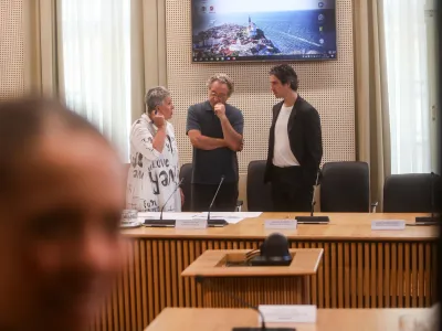 - Lidija Jerkič, predsednica Zveze svobodnih sindikatov Slovenije,- Branimir Štrukelj, Glavni tajnik Sindikata vzgoje, izobraževanja, znanosti in kulture Slovenije, predsednik Konfederacije sindikatov javnega sektorja,- Luka Mesec. minister za delo, družino, socialne zadeve in enake možnosti- 28.06.2024. - 352. seja Ekonomsko Socialnega sveta. //FOTO: Bojan Velikonja