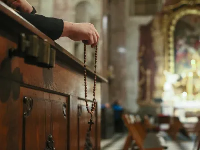 ﻿- simbolična fotografija - katoliška molitev - rožni venec - krščanstvo - kristjani - verniki -- maša - cerkev- 26.11.2018 – Slovenska škofovska konferenca (SŠK) - plenarna seja - poleg slovenskih škofov so se udeležili tudi delegati iz sosednjih škofovskih konferenc - //FOTO: Luka Cjuha.