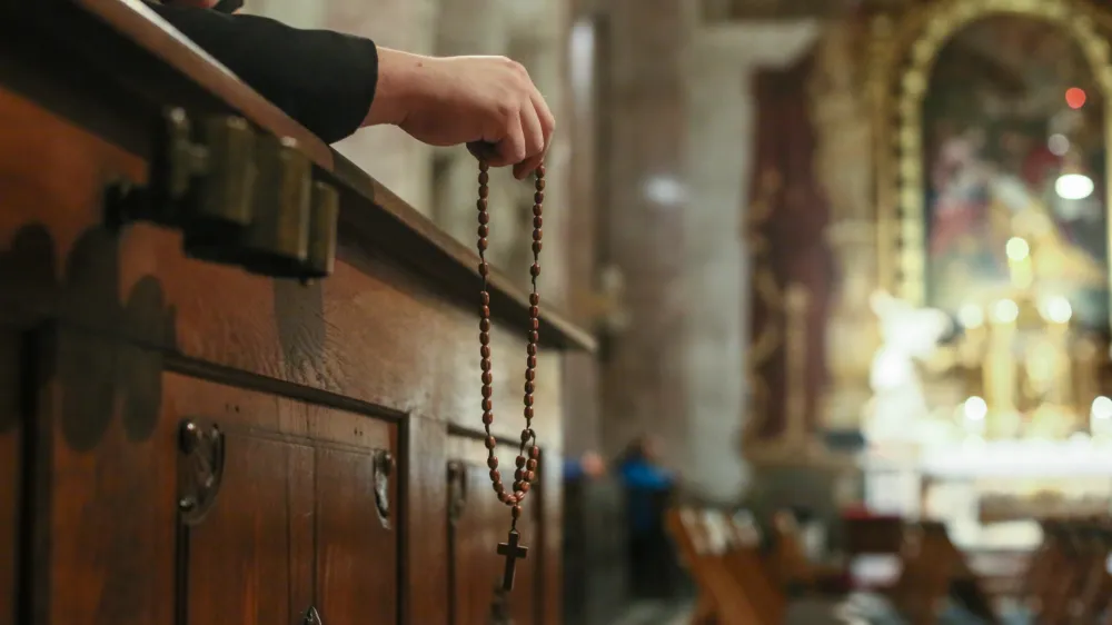 ﻿- simbolična fotografija - katoliška molitev - rožni venec - krščanstvo - kristjani - verniki -- maša - cerkev- 26.11.2018 – Slovenska škofovska konferenca (SŠK) - plenarna seja - poleg slovenskih škofov so se udeležili tudi delegati iz sosednjih škofovskih konferenc - //FOTO: Luka Cjuha.