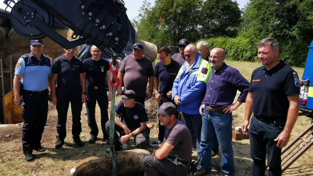 Predstavniki pristojnih služb, ki so sodelovale pri današnji intervenciji. 