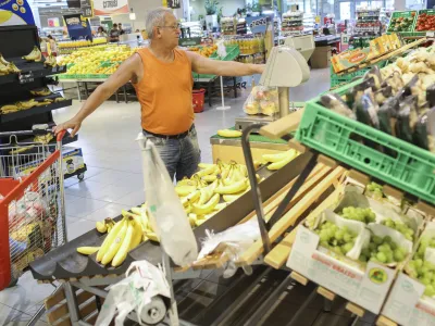 ﻿- sveža zelenjava in sadje - samopostrežna tehtnica - potrošniki - - 06.07.2015 - Mercator center Šiška v Ljubljani - Hipermarket, Cesta Ljubljanske brigade 33 -     ///FOTO: Jaka Gasar