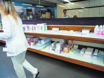 ﻿- ilustrativna fotografijazdravila, farmacevtski izdelki, krema, kreme, izdelava zdravil, mazila- Lekarna UKC Ljubljana - dan odprtih vrat - predstavili nacin priprave zdravil in prostore lekarne, Zaloška 7   //FOTO: Tomaž Zajelšnik