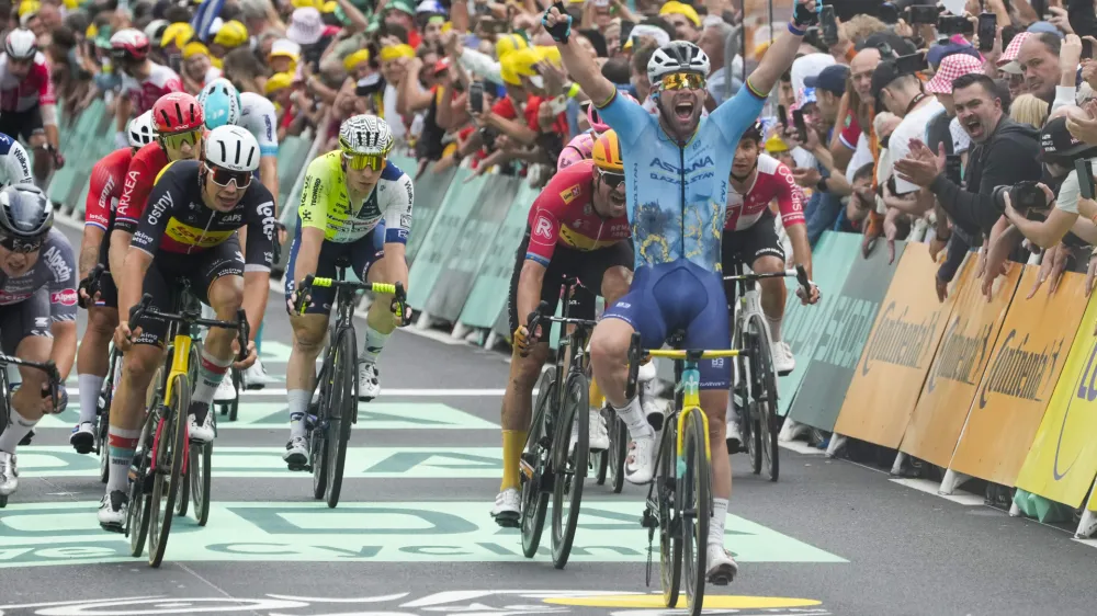 Prvi trenutek, ko se je Marko Cavendish (v modrem dresu) zavedal, da je spisal kolesarsko zgodovino. 