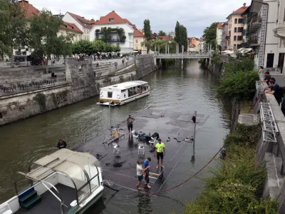 04. 07. 2024 - postavitev odra za odbojko na LjubljaniciFoto: Tomaž Skale
