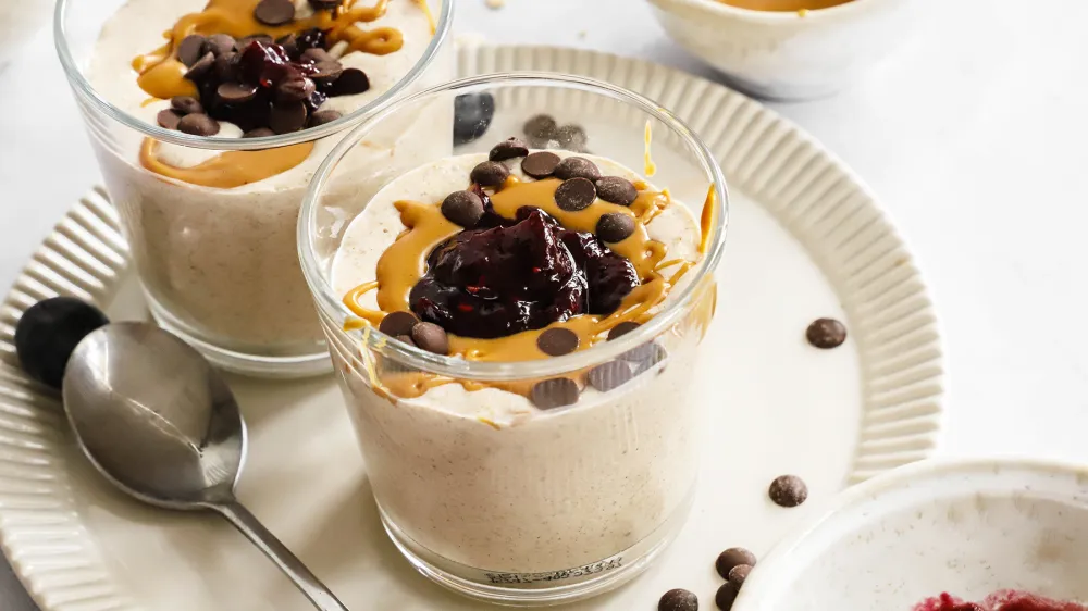 Zmiksani čeznočni ovseni kosmiči z marmelado in arašidovim maslom. 